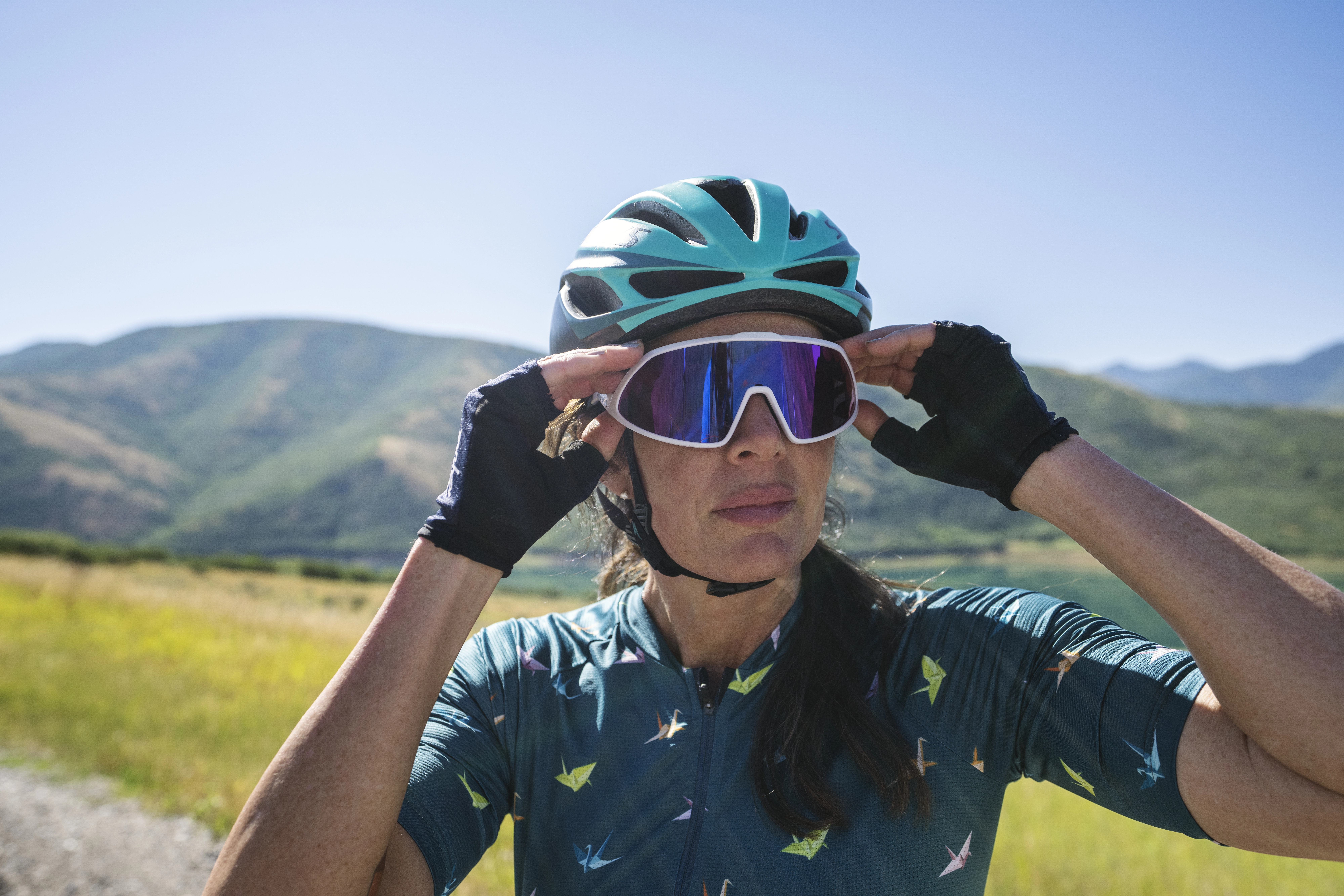 Mujer con gafas de ciclismo