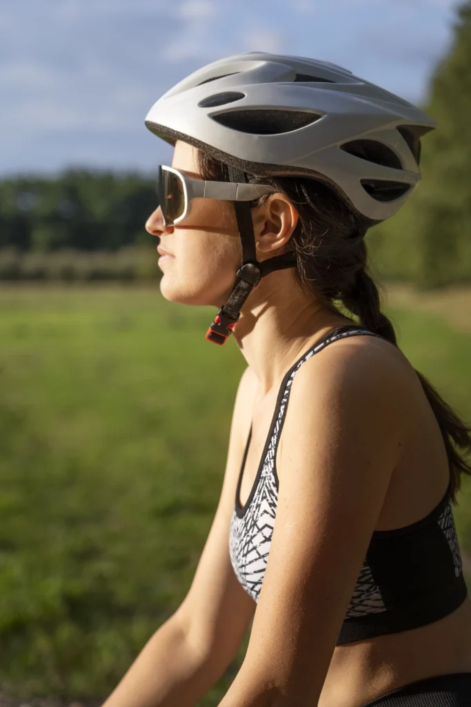 Mujer con gafas y casco en una pradera
