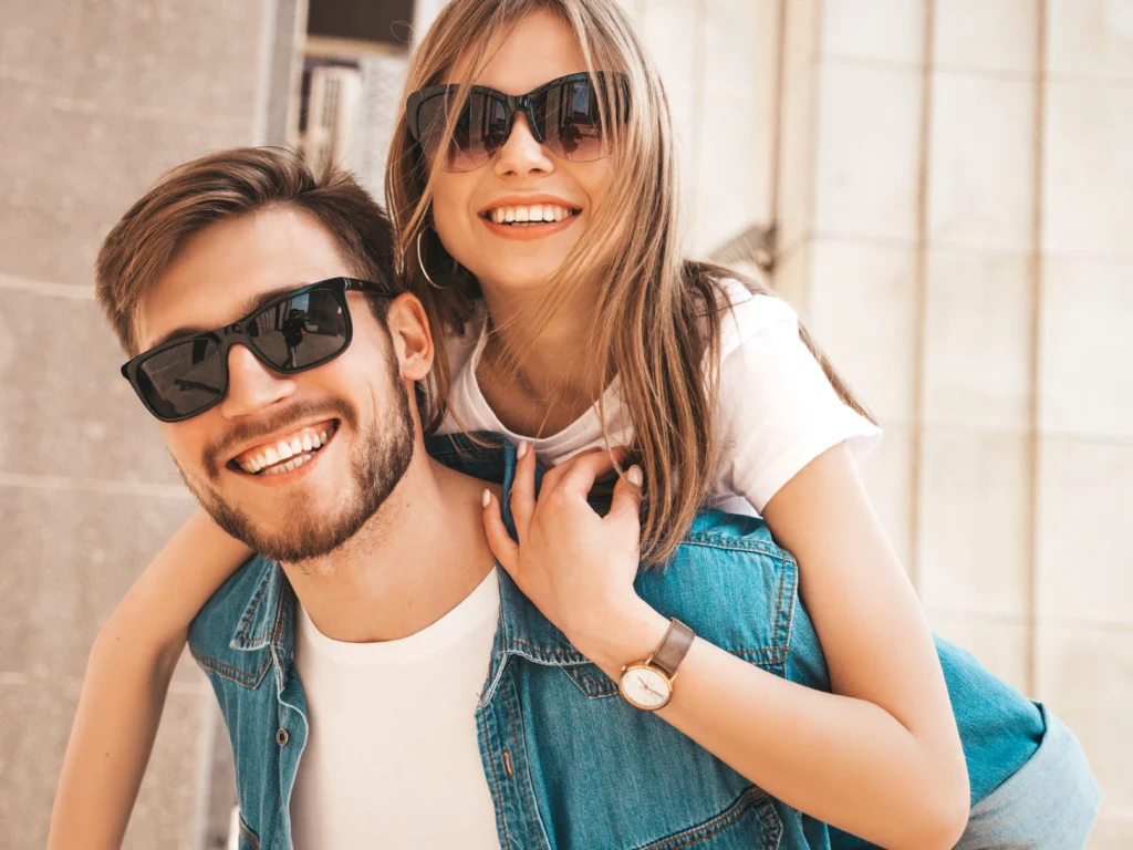Pareja sonriente con gafas de sol